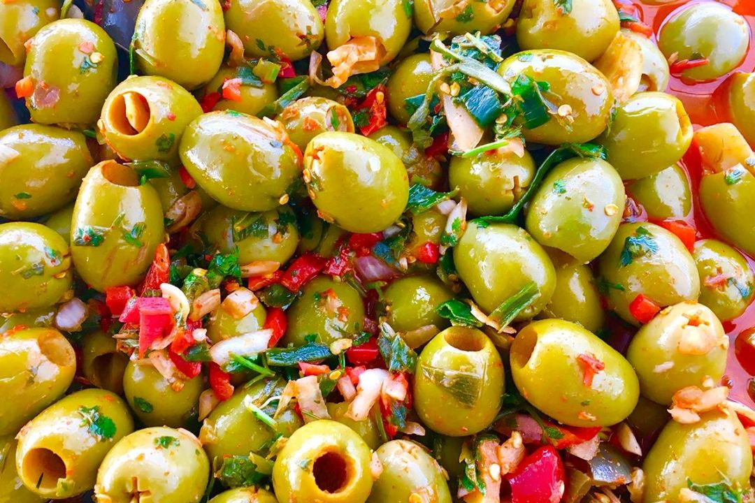 alinadas-gordal-con-pimiento-verde-rojo-oregano-y-otras-especies-al-mojo-picon