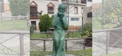 La estatua de bronce del niño de la armónica ya luce en su parque