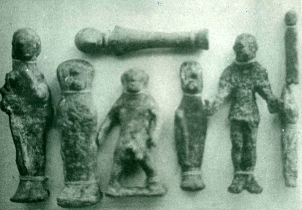 Estatuillas o mingos encontrados en las Cuevas de La Lobera